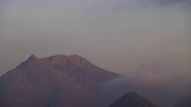 秘鲁特鲁希略的干旱山区延时日落视频素材