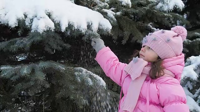 一个孩子在玩雪。视频素材