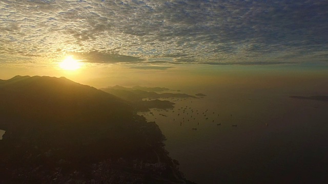 航拍日出海面和岛屿上的渔船/中国福建视频素材