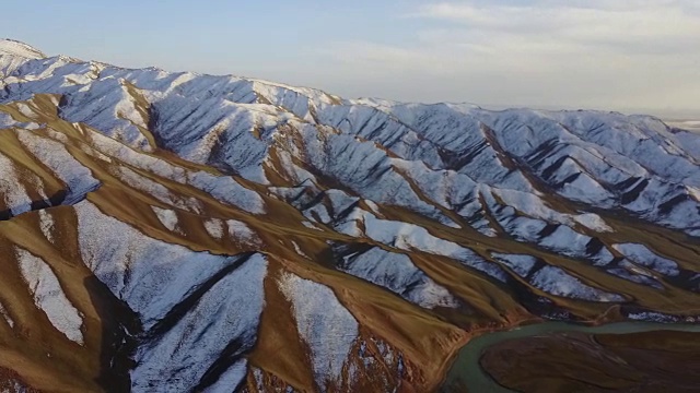 中国新疆的雪山风光视频素材