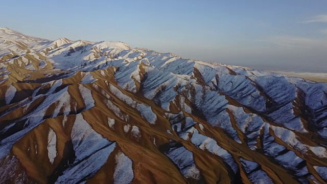 中国新疆的雪山风光视频素材