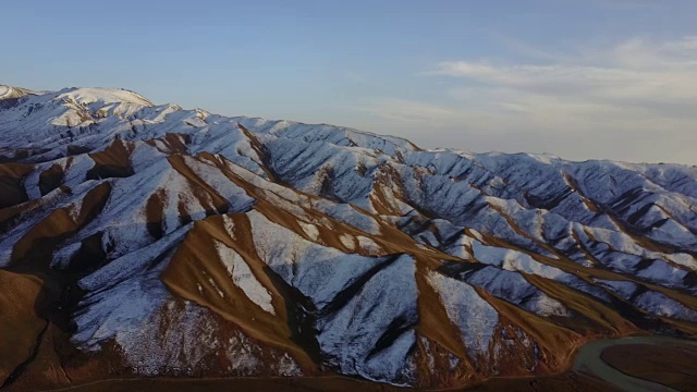 中国新疆的雪山风光视频素材