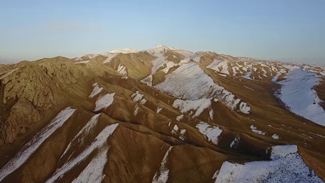 中国新疆的雪山风光视频素材