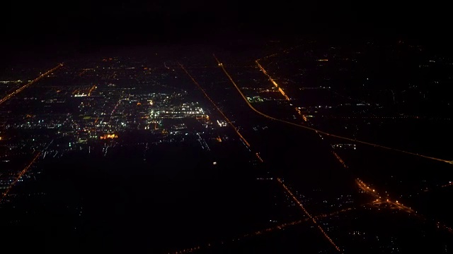 4k视频场景从机场起飞后，飞机在夜间飞过城市，旅游和交通概念视频素材