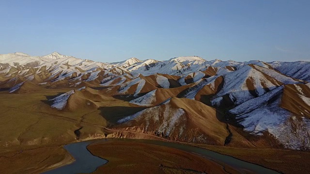 中国新疆的雪山风光视频素材