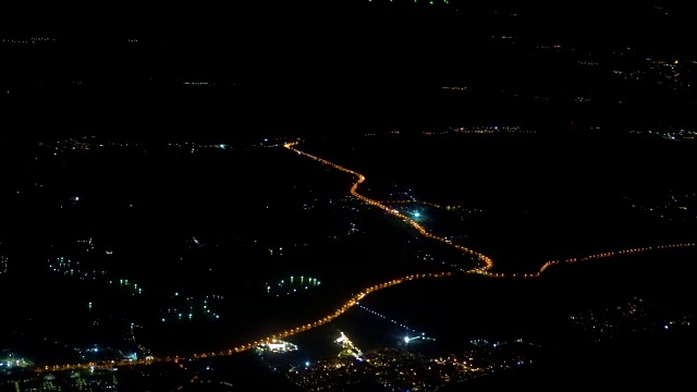 4k视频场景从机场起飞后，飞机在夜间飞过城市，旅游和交通概念视频素材