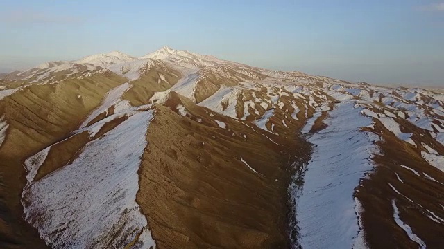 中国新疆的雪山风光视频素材