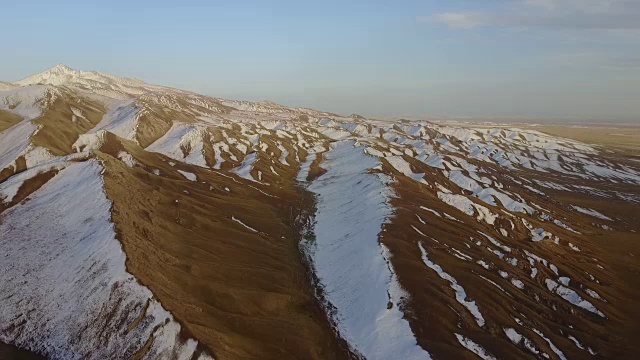 中国新疆的雪山风光视频素材