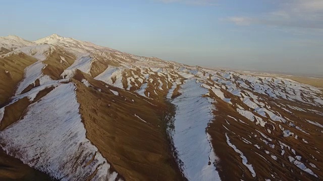 中国新疆的雪山风光视频素材