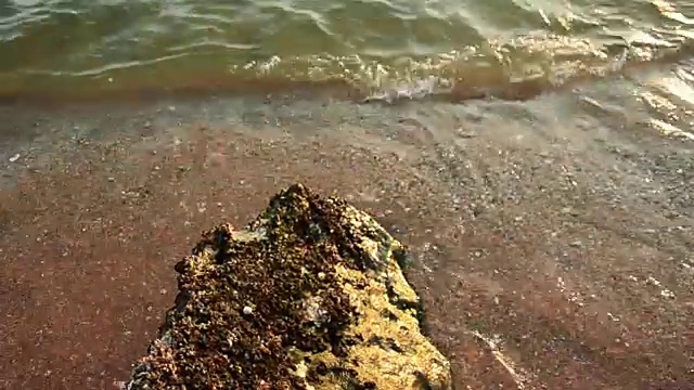 海浪溅到岩石海岸，泰国芭堤雅。视频素材