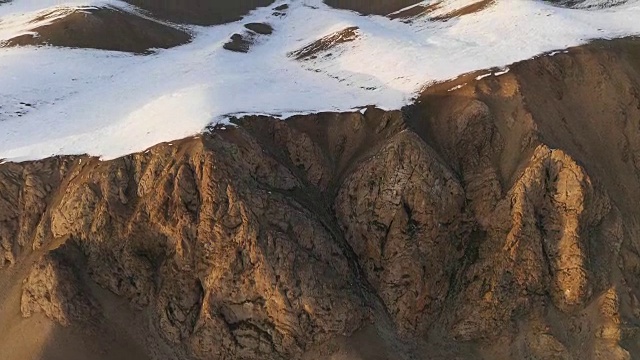 中国新疆的雪山风光视频素材