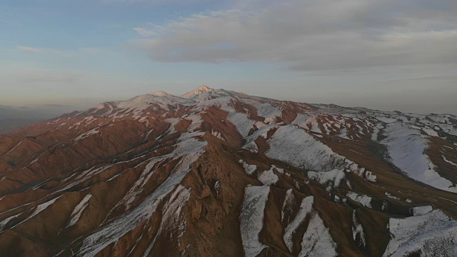 中国新疆的雪山风光视频素材