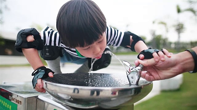 小男孩喝自来水视频素材