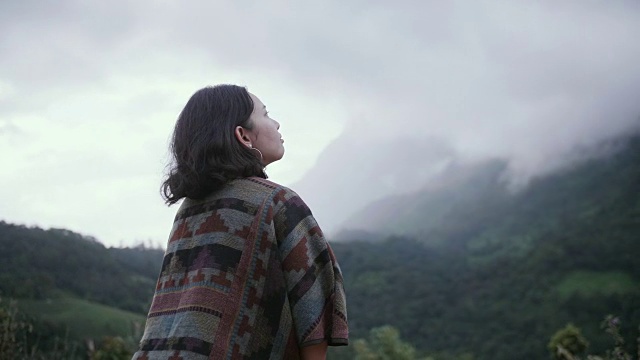 年轻女子从山顶欣赏风景视频素材