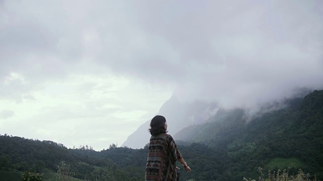 年轻女子从山顶欣赏风景视频素材