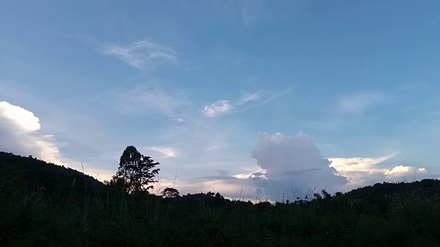 日落的天空和山上的云视频素材