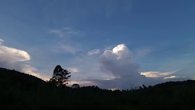 日落的天空和山上的云视频素材