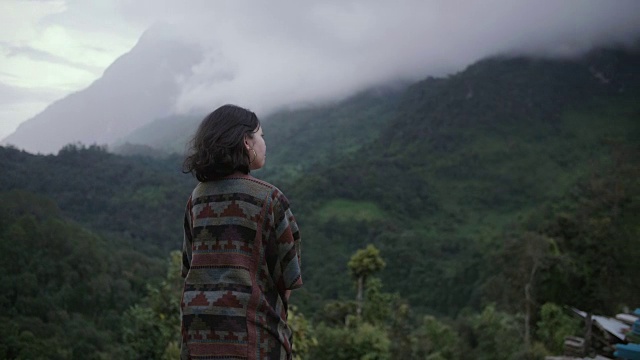 年轻女子站在山顶上视频素材