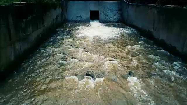 鸟瞰图小水的门或堰灌溉在农村，泰国视频素材