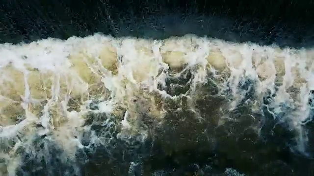 鸟瞰图小水的门或堰灌溉在农村，泰国视频素材