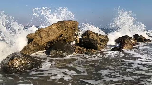 慢镜头海浪撞击大海中的岩石视频素材