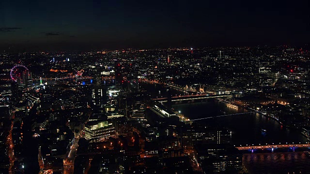 航拍伦敦中心与泰晤士河的视图，时间流逝，夜景视频素材