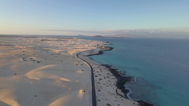 日落时海岸公路的景色视频素材