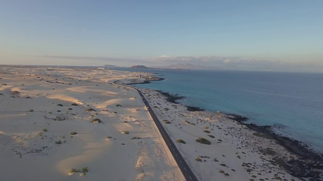 日落时海岸公路的景色视频素材