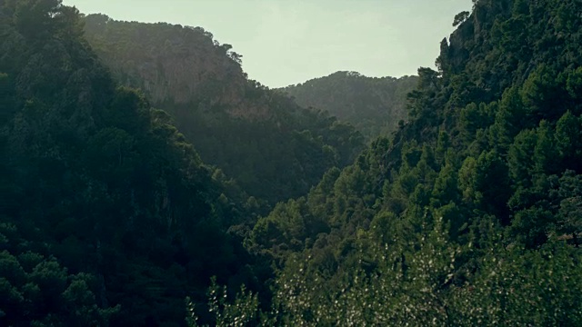 探索荒野。山景观视频素材