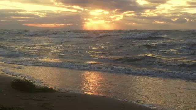 希腊，暴风雨海面上的日落视频素材