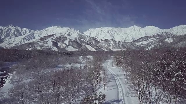 空中景观与山脉和树木在冬天，白波，长野县，日本视频下载