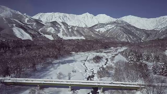 空中景观与山脉和道路在冬天，白波，长野县，日本视频下载