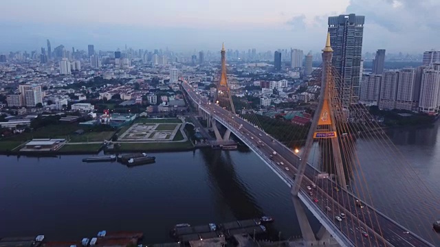 普密蓬大桥和湄南河在结构上的悬索式建筑概念，城市城市，曼谷。日落时分的泰国市中心。视频素材