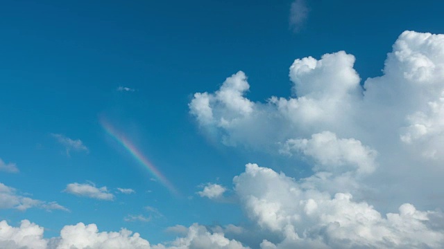 时间流逝，天空蔚蓝，白天多云。视频素材