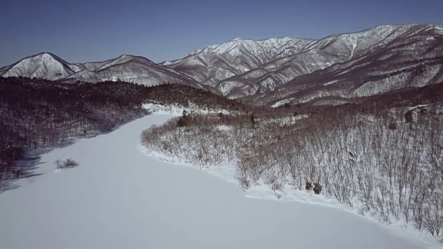 冬季空中冰冻的湖泊和山脉，志贺高地，Joshin etu - kogen国家公园，长野县，日本视频下载