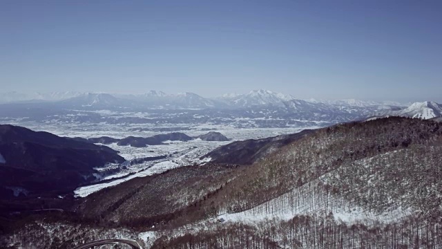 空中景观与山脉在冬天，志贺高地，Joshin etu - kogen国家公园，长野县，日本视频下载