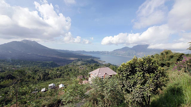 观巴图尔湖和巴厘岛火山视频素材