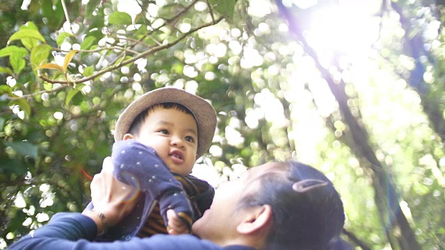 宝宝和妈妈在森林里玩视频素材