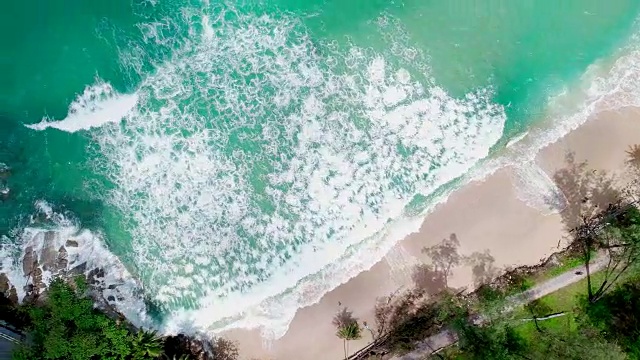 无人机拍摄的海景风景海浪撞击沙滩视频素材