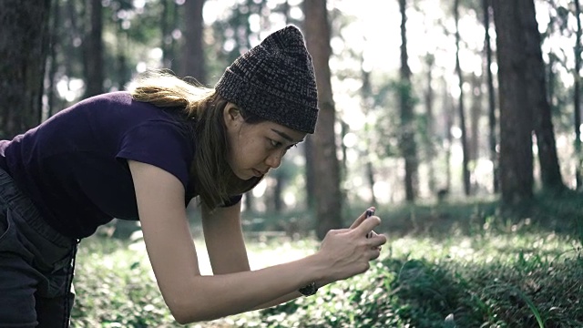 女人用智能手机拍摄美丽的风景视频素材