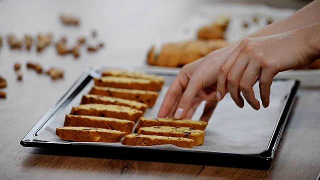 烤盘上的意大利蔓越莓杏仁脆饼。视频素材