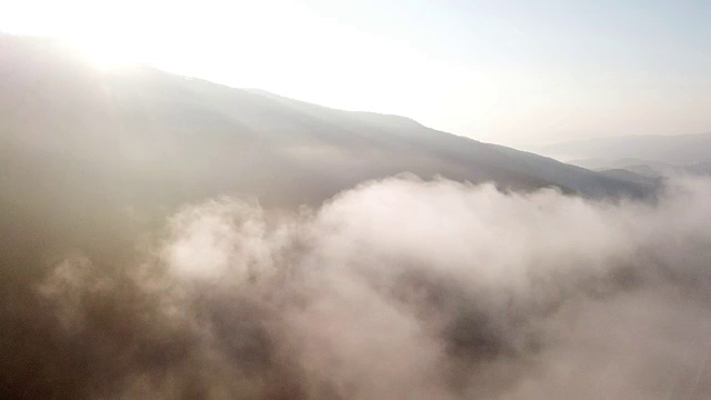 鸟瞰图以上的云彩和天空在日出时间视频素材