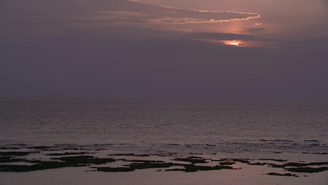 德野岛Yonama海滩的日落视频素材