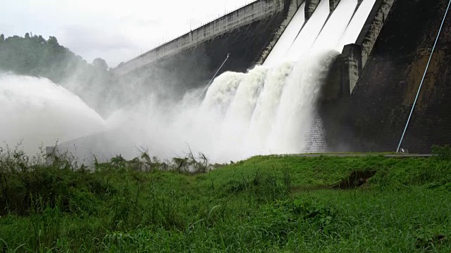 水力发电大坝溢洪道视频素材