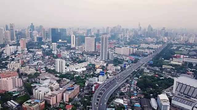 汽车在桥梁道路上行驶，形成了带有摩天大楼的曲线公路。班纳高速公路鸟瞰图，Klong Toey在建筑概念结构，城市城市，曼谷，泰国。视频素材