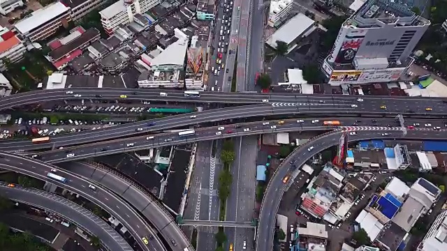 汽车在桥梁道路上行驶，形成了带有摩天大楼的曲线公路。班纳高速公路鸟瞰图，Klong Toey在建筑概念结构，城市城市，曼谷，泰国。视频素材