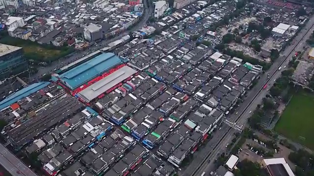 贫民窟鸟瞰图。贫穷的房屋和道路在班纳，Klong Toey建筑建筑概念，城市城市，曼谷，泰国。视频素材