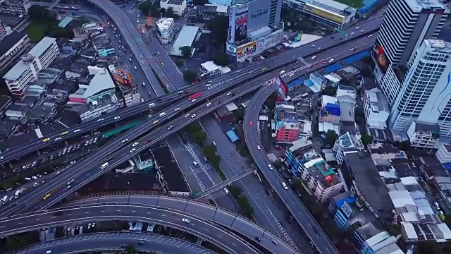 汽车在桥梁道路上行驶，形成了带有摩天大楼的曲线公路。班纳高速公路鸟瞰图，Klong Toey在建筑概念结构，城市城市，曼谷，泰国。视频素材