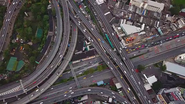 汽车在桥梁道路上行驶，形成了带有摩天大楼的曲线公路。班纳高速公路鸟瞰图，Klong Toey在建筑概念结构，城市城市，曼谷，泰国。视频素材