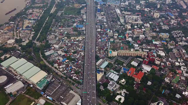 汽车在有建筑物的桥梁上行驶。班纳高速公路鸟瞰图，Klong Toey在建筑概念结构，城市城市，曼谷，泰国。视频素材